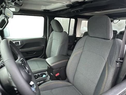 Used 2025 Jeep Wrangler Unlimited Sahara image 29