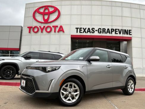Used 2025 Kia Soul LX w/ LX Technology Package FWD image 2