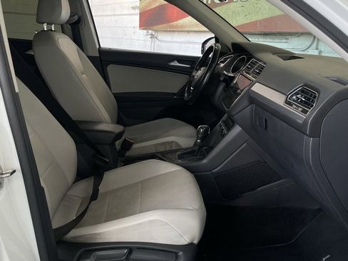 Used 2018 Volkswagen Tiguan SE w/ Panoramic Sunroof Package image 17