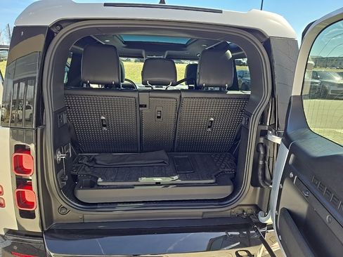 Certified 2024 Land Rover Defender 90 X-Dynamic SE image 17