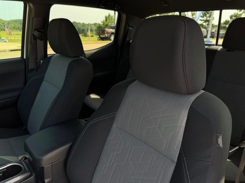 Used 2020 Toyota Tacoma TRD Off-Road AWD/4WD image 15