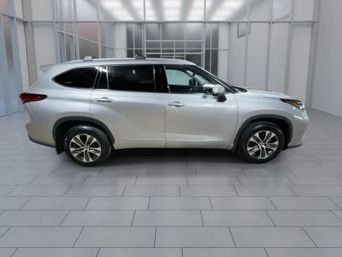 Used 2022 Toyota Highlander XLE AWD/4WD image 9