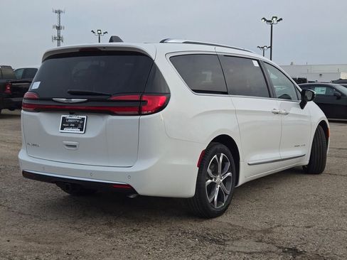 New 2026 Chrysler Pacifica Pinnacle w/ Trailer Tow Group FWD image 15