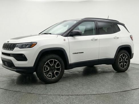 Used 2025 Jeep Compass Trailhawk AWD/4WD image 3