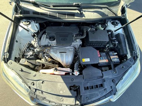 Used 2017 Toyota Camry SE w/ Moonroof Package FWD image 3