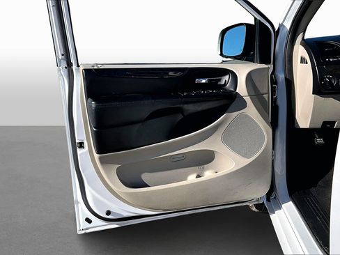 Used 2018 Dodge Grand Caravan SE w/ UConnect Hands-Free Group image 16