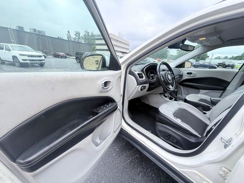 Used 2018 Jeep Compass Latitude w/ Popular Equipment Group AWD/4WD image 9
