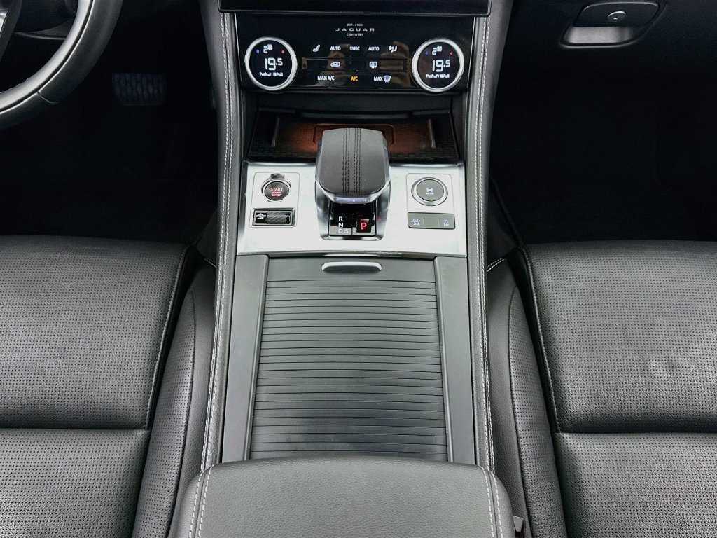 Certified 2025 Jaguar F-PACE R-Dynamic S AWD/4WD image 14
