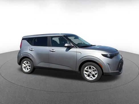 Used 2025 Kia Soul LX w/ LX Technology Package FWD image 2