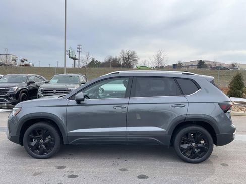 New 2026 Volkswagen Taos SE FWD image 4