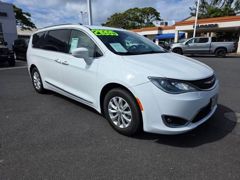 Used 2019 Chrysler Pacifica Touring-L FWD image 1
