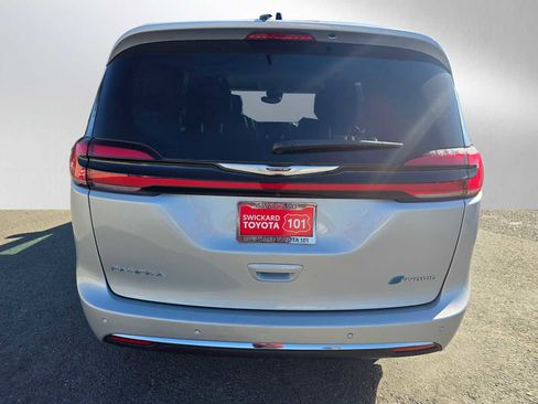 Used 2023 Chrysler Pacifica Touring-L image 4