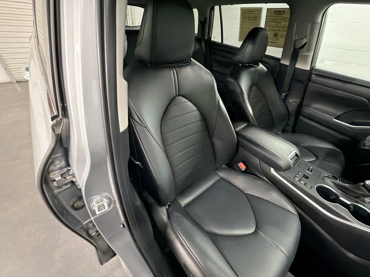 Used 2023 Toyota Highlander XLE FWD image 26