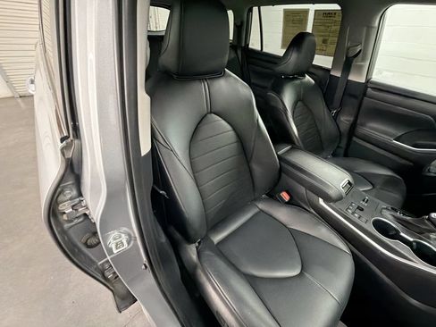 Used 2023 Toyota Highlander XLE FWD image 26