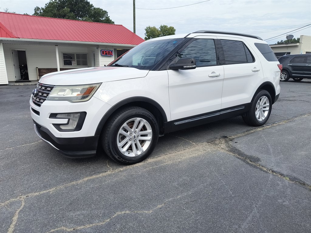 Used 2016 Ford Explorer XLT w/ Equipment Group 202A FWD image 1