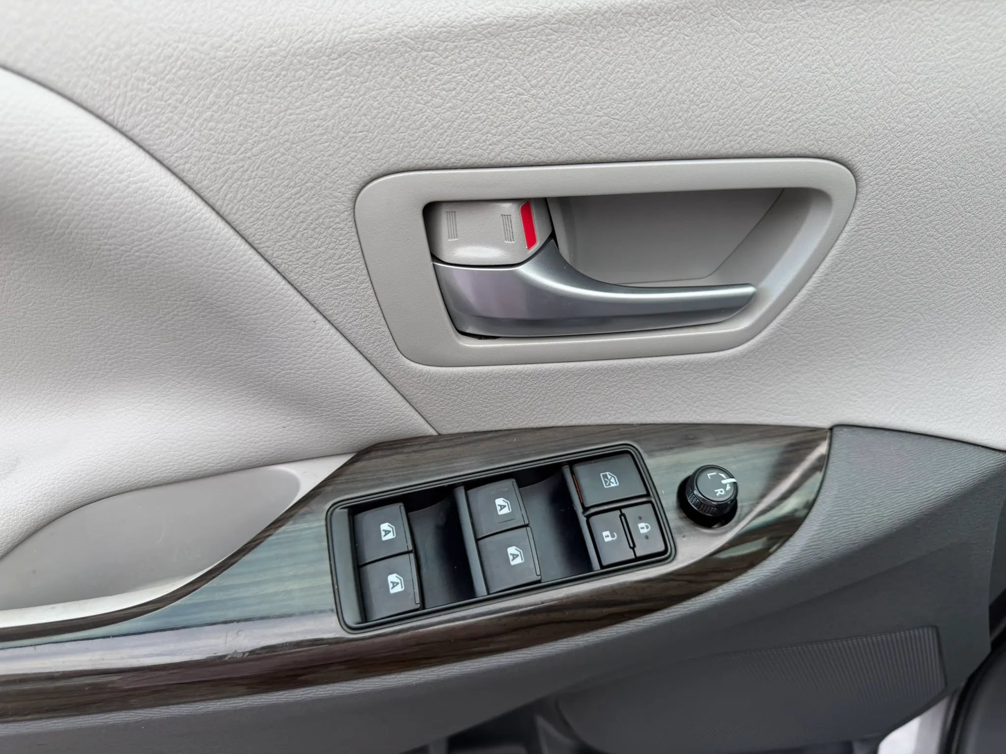 Used 2017 Toyota Sienna XLE Premium FWD image 13
