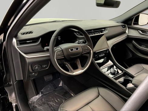 Used 2025 Jeep Grand Cherokee Limited AWD/4WD image 17