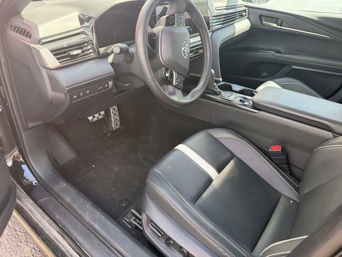 Used 2025 Toyota Camry SE w/ Convenience Package image 9