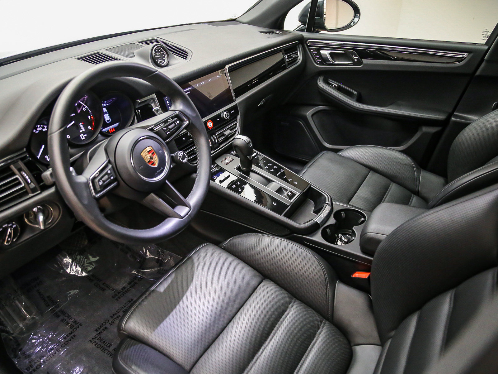 Certified 2026 Porsche Macan AWD/4WD image 3