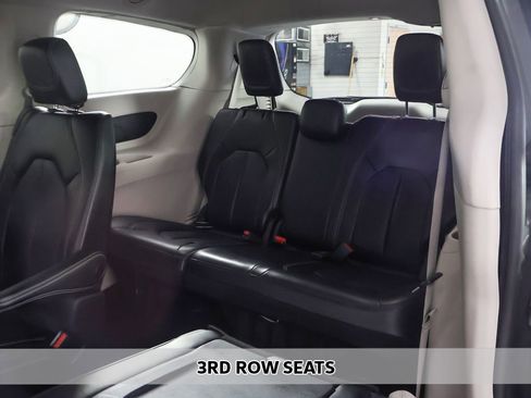 Used 2023 Chrysler Pacifica Touring-L FWD image 8