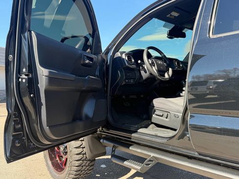 Used 2021 Toyota Tacoma TRD Sport w/ Technology Package image 24