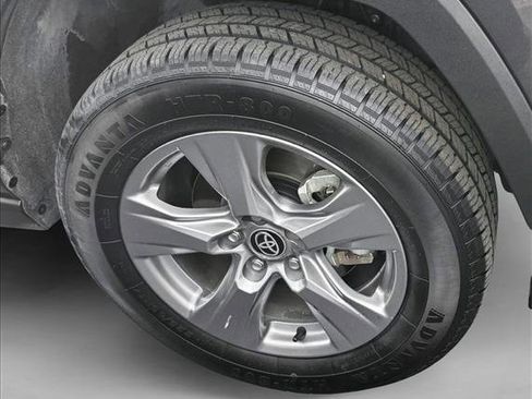 Used 2025 Toyota RAV4 XLE AWD/4WD image 9