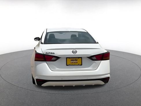 Used 2025 Nissan Altima 2.5 SV FWD image 12
