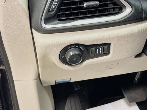 Used 2023 Chrysler Pacifica Touring-L image 10