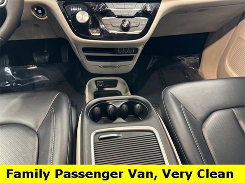 Used 2024 Chrysler Pacifica Touring-L image 15