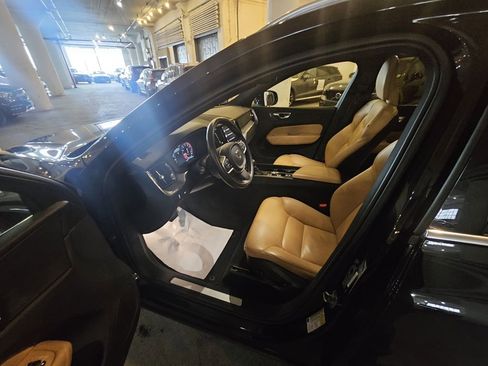 Used 2020 Volvo XC60 T6 Momentum w/ Premium Package image 18