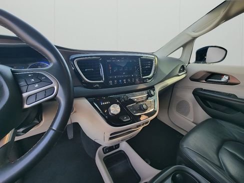 Used 2018 Chrysler Pacifica Touring-L image 19