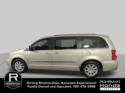 Used 2013 Chrysler Town & Country Touring FWD image 6