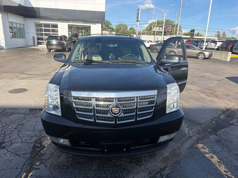 Used 2010 Cadillac Escalade Luxury AWD/4WD image 3