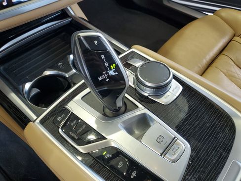 Used 2022 BMW 740i w/ M Sport Package RWD image 29