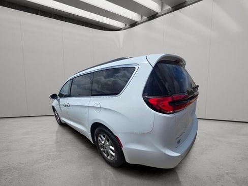 Used 2021 Chrysler Pacifica Touring FWD image 3