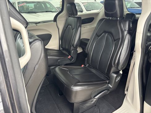Used 2023 Chrysler Pacifica Touring-L image 10
