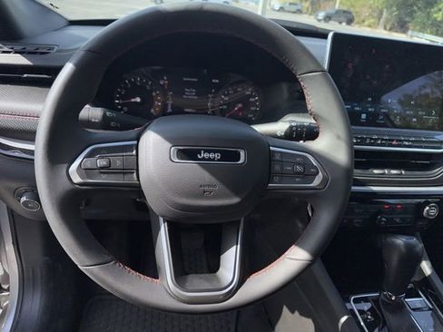 Used 2025 Jeep Compass Trailhawk AWD/4WD image 9