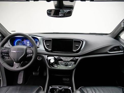 Used 2025 Chrysler Pacifica Limited FWD image 19