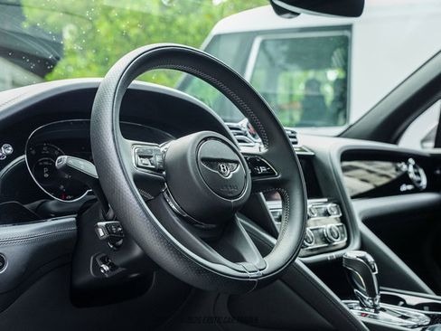 Used 2024 Bentley Bentayga Extended Wheelbase AWD/4WD image 39