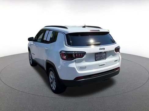 Used 2025 Jeep Compass Latitude AWD/4WD image 4
