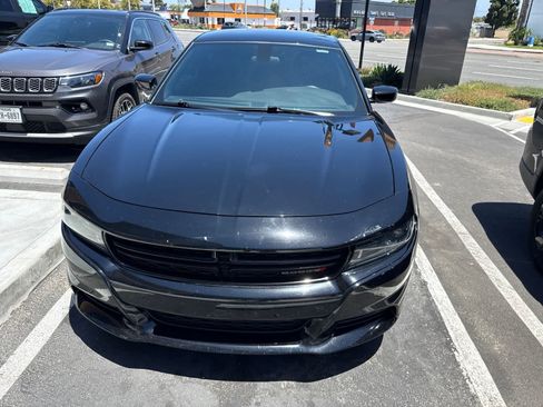 Used 2022 Dodge Charger SXT RWD image 2