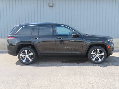 Used 2023 Jeep Grand Cherokee Limited w/ Luxury Tech Group II AWD/4WD image 3