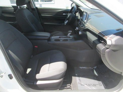 Used 2025 Nissan Altima 2.5 SV FWD image 12