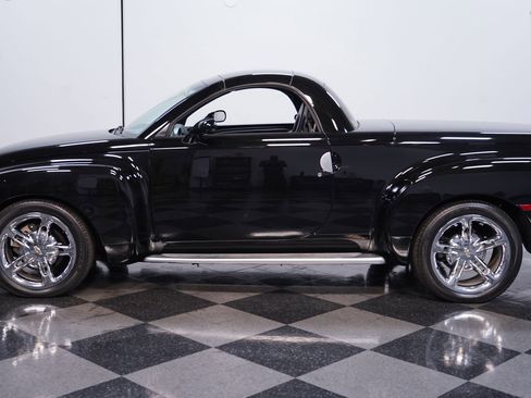 Used 2005 Chevrolet SSR w/ Preferred Equipment Group image 2