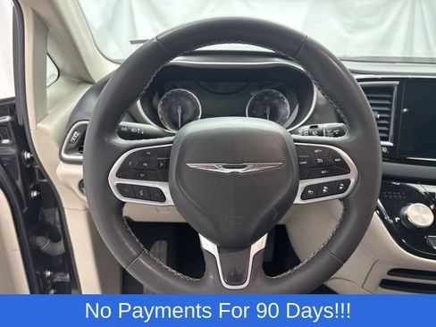 Used 2023 Chrysler Pacifica Touring-L FWD image 16