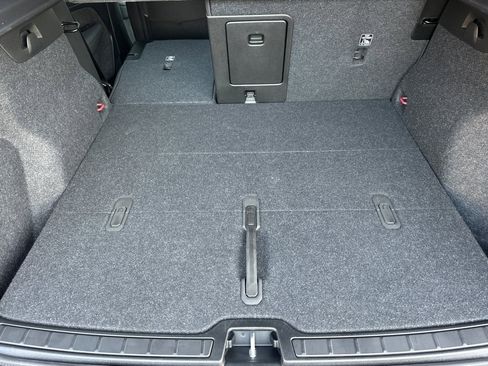 Used 2025 Volvo XC40 B5 Plus image 18