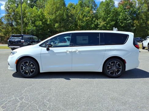 New 2026 Chrysler Pacifica Select image 5