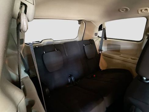 Used 2018 Dodge Grand Caravan SE w/ UConnect Hands-Free Group image 26