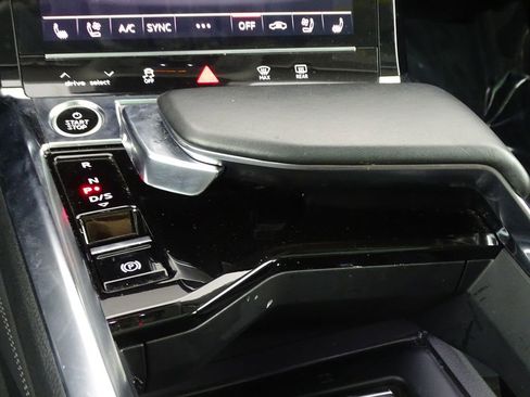Used 2021 Audi e-tron Premium Plus image 40