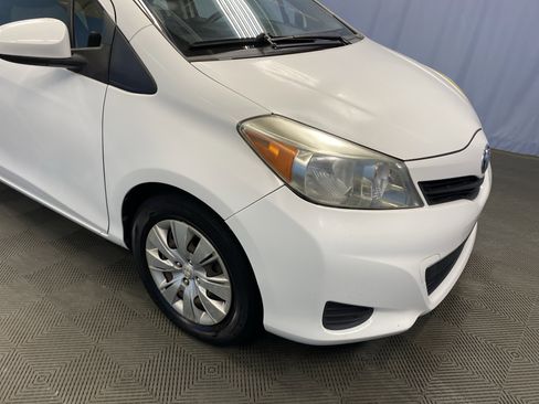Used 2012 Toyota Yaris 4-Door Hatchback image 40